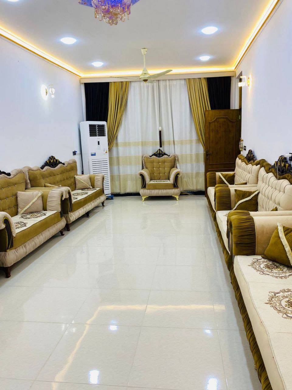 اللهم صلي على محمد وال محمد 
 بيبت للبيع كوت الجديدة طابق واحد بناء سنه ٢٤ شهر لعاشر
لمساحه الكليه ٣٣٨م يبعد عن شارع بغداد ٩٠٠م 
يتكون من طرمه گراج چبير+حديقه واسعه+ استقبال طول٩×٤ 
صاله طول ١٠+ مطبخ ٥×٤
غرف سويت حمام داخلي لغرفه لواحده ٦×٤ 
ترك مترين على طول لبيت مسگف و بي هوائيات 
بناء درجه أولا  
للاستفسار 
***********
