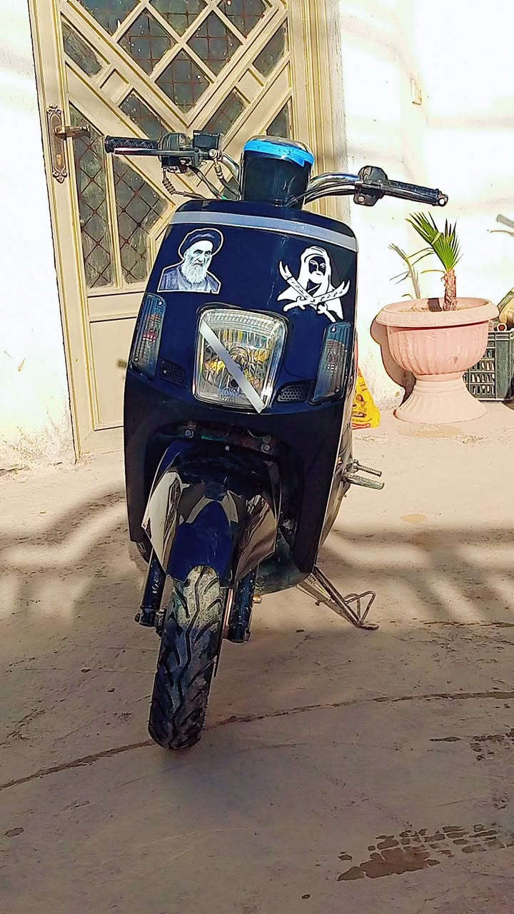 السلام عليكم اخوان دراجه بوليس مصطره موديل2012 دراجه حلوة مرتبه شلعه ومعدل مرتبات نقصه ترتيب كهربائيات يعني ربط مادري غير شي هيه باتري مابيه جوز السبب من ورا بعد ماعرف وشويه اكو صوت بل خرز ماعرف بيمن سعر الدراجه 650بية مجال للاستفسار ***********
