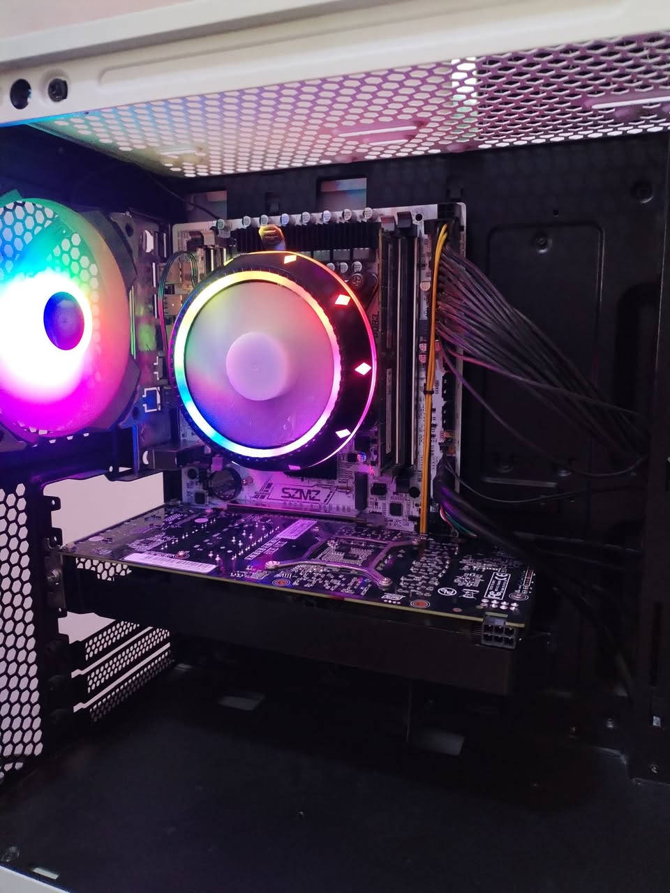 الكيس البيع السعر 250 الف
الكارت GTX 1060 GIGABYTE
Intal xeeon 2680v4 
x99 Motherboard 
ssd 128
ram 16gb ddr4 
Power supply 500 
GTX 1050 4G
وشرط الفحص
موجوده بيه العاب جتي اي 5 
وفورت ناية
شراي يراسلني واساب
مزنجر مزدود
***********
