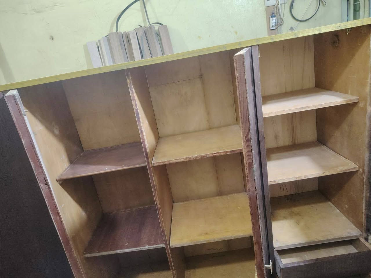 أغراض للبيع كلمن وسعره تزكام نجارة للاستفسار الاتصال على الرقم ***********
