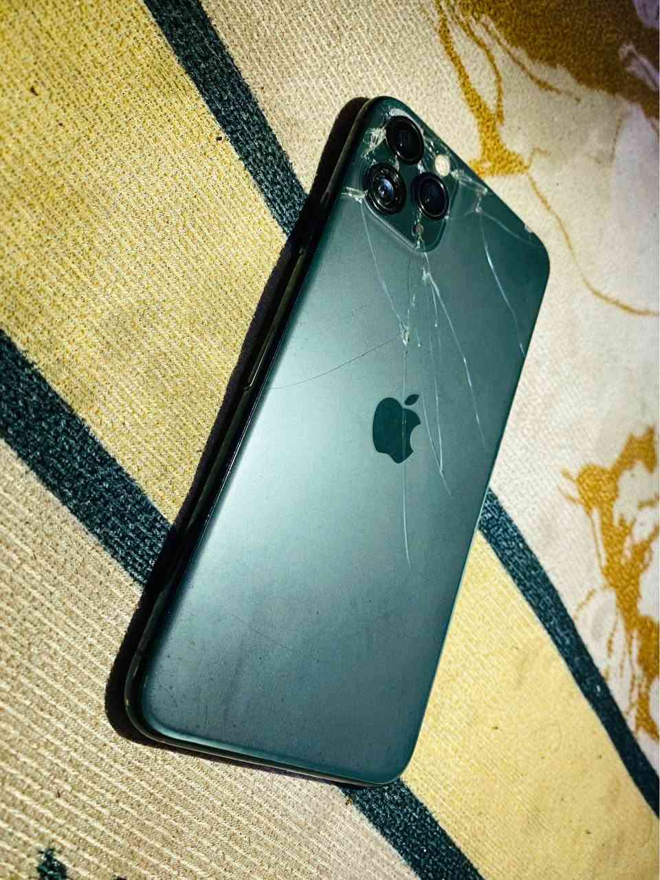 ايفون11برو ماكس جهاز قافل ايكلود ينفتح وضمان بس اله ينزله تحديث جديد   فقط ضهر بي كسر منفوك وشاشه بيها فطر من جوه شغال نموذجM ذاكره256بطاريه 87بس انطي بي ضمان كله بلاد وكلشي مابيه للبيع او مراوس مكاني كركوك*********** كركوك, العراق
