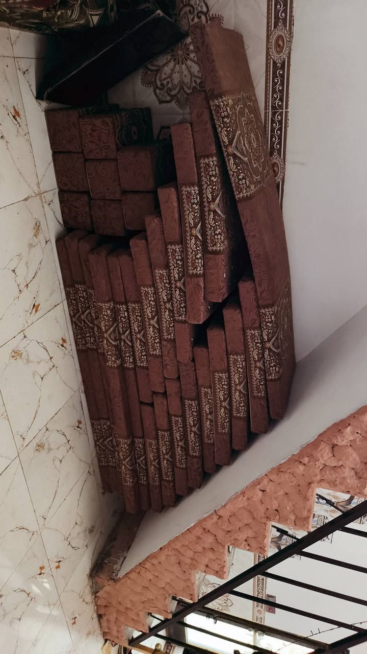 السلام عليكم ورحمة الله جلسه جديد كلش الله شاهد صارلي سنه من مشتريه نضيفه ١٦متر *********** مكان كربلاء طوريج قيم وبلعافيه عليك
