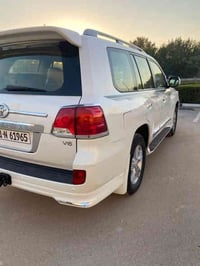 تيوتا لاندكروز  موديل 2013 فئه البريم السياره كامله مابيها نقص برغي بي...