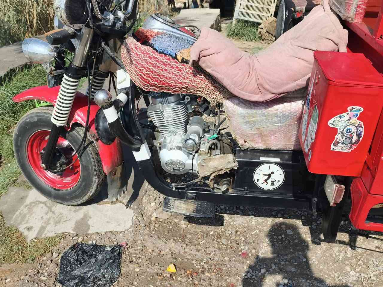 ستوته 14 مكينه ما مفتوحه تايرات جدد كهربائيات كلها شغاله مكانها الغراف شتريت بمكاتبه وابيع بمكاتبه *********** لونها بالأوراق احمر
