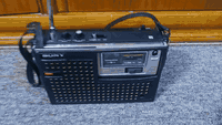 راديو. ماركة سوني. تحفه. بل. سحب. جهاز. راقي. جدا. صافي. في اصعب موجات بطاريات. حجم وسط. عدد. ٤كهرباء. محول خارجي مكاني. سماوه ***********

