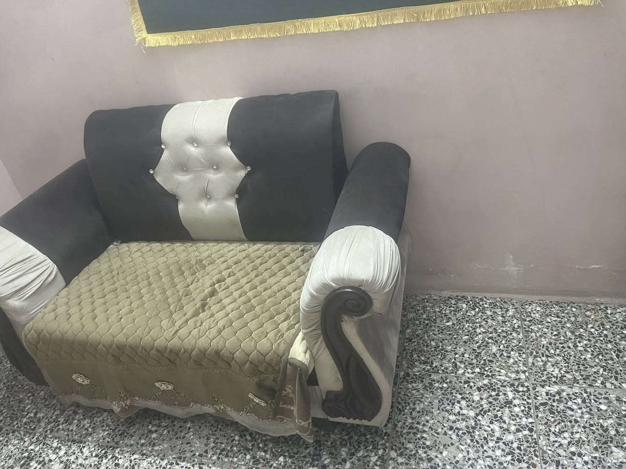 السلام عليكم تخم للبيع السعر ١٥٠
سبع مقاعد المكان مدينة الصدر 
***********
