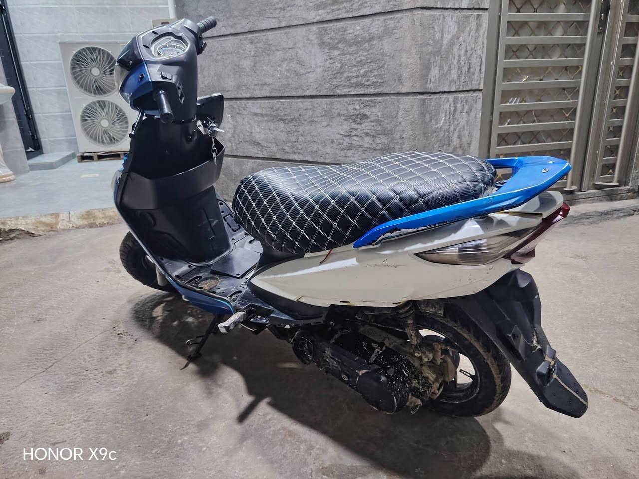 سلم عليكم دراجه  رص هوجر للبيع دراجه كلشي ما ناقصهه بس شوته او باتري فقط دراجه وين متريد شغل او روح السعر 300بي مجال دراجه حلوه عنوان ارمادي الصوفيه شارع اربعين  ***********مو شراي لتراسل
