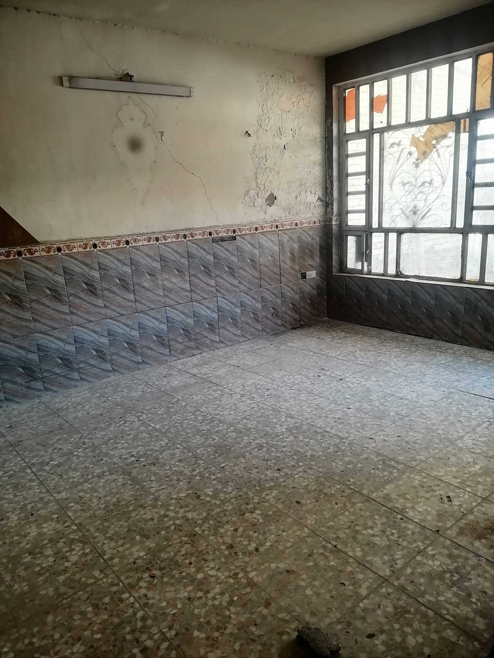 السلام عليكم بيت للبيع مساحة ١٥٠متر واجهة ٦ونزال ٢٥سند مستقل  يحتوي علىَ ٢غرف نوم وصالة ومطبخ وخدمات بيت يحتاج ترميم السعر مناسب موقع ممتاز شهداء البياع خلف جامع الكبيسي الاستفسار على هذا الرقم ***********
