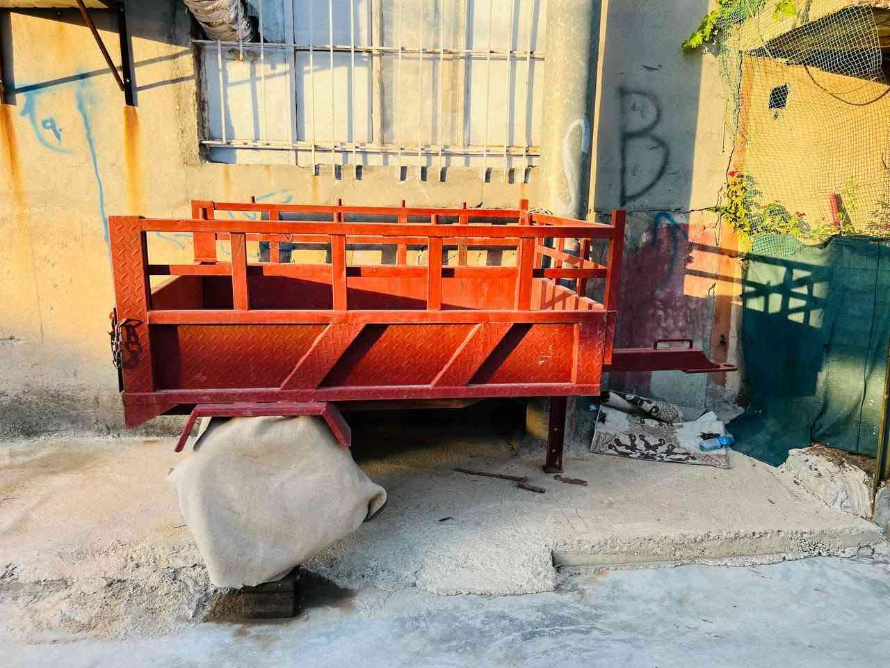 بەناوی خوای گەورە
ئەم عارابانەیە بۆ فرۆشتن 
دەسکردە و پلیت  زبرە  
بۆ دوای سەیارە دروست کراوە
دریژی ١٨٠ یە پانی ١٤٠
ئەکسلی نیسانی لەسەرە
جوتێ تایەی تازەی لە ژیرایە

نرخ // 750 هەزار و مەجالیکی برایانە

***********
***********
