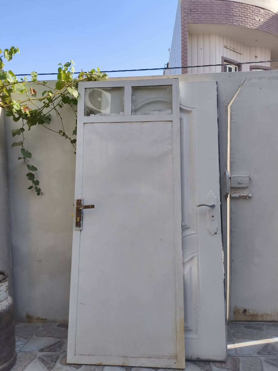 سلام عليكم 3بيبان وحدة بلاستك و2 حديد قيم وأخذ 
مكاني رأس دوميز ***********
