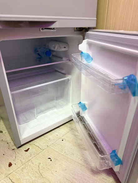 ثلاجه نوبل صغيره الحجم ام القطعتين فريز وثلاجه مفصولات استخدام جدا قليل أقل الأسبوع الثلاجه مال غرف صغيره او مكاتب 
سعر 150 
*********** البصرة, العراق
