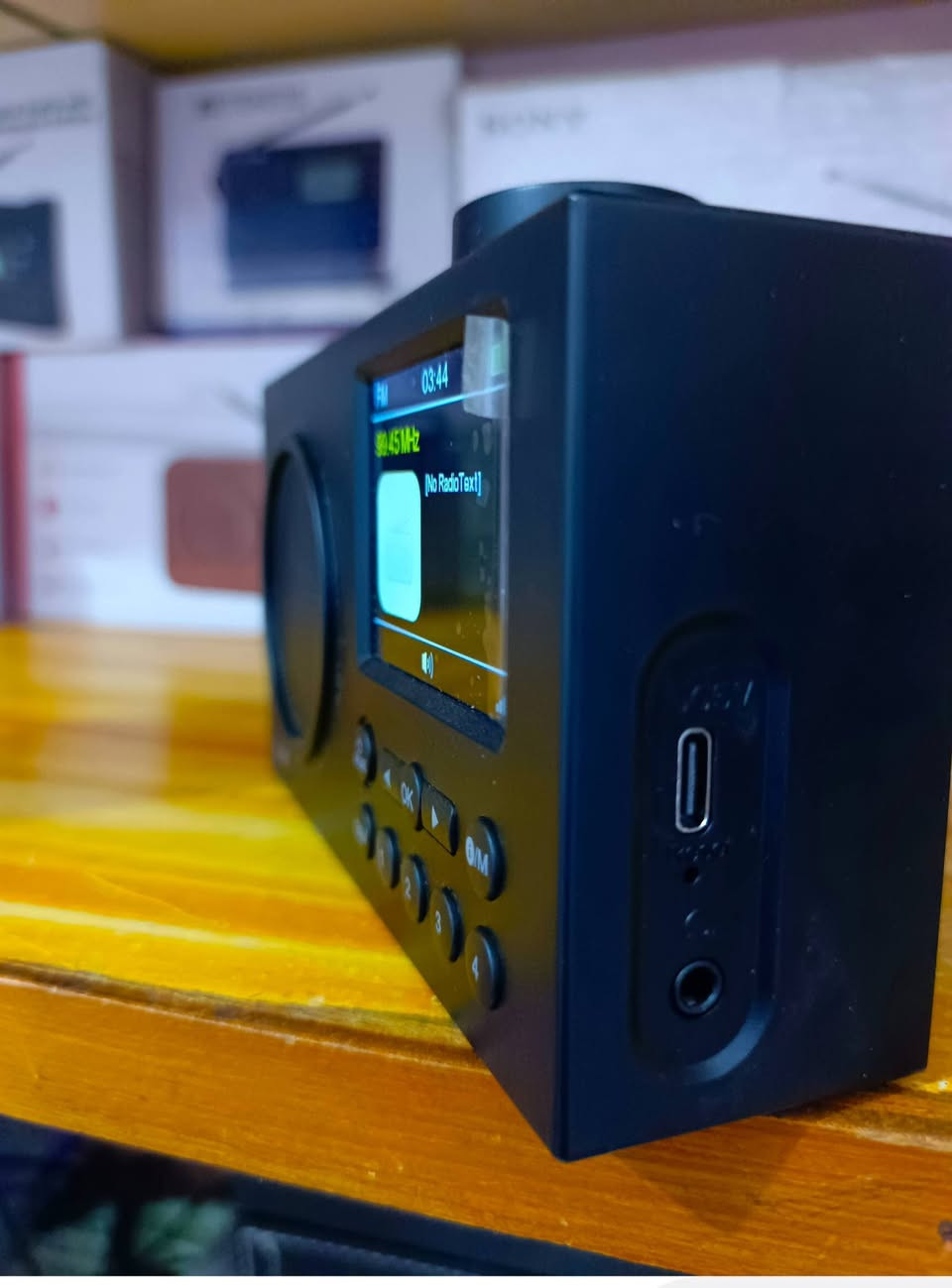 راديو رقمي محمول من العلامة التجارية Mycket، وتحديداً موديل HS-D009. 
الاتصال: يدعم تقنية بلوتوث 5.0 لتشغيل الموسيقى لاسلكياً.
نوع الراديو: يدعم محطات DAB/DAB+ و FM مع شاشة ملونة مقاس 2.4 بوصة لعرض المعلومات.
الطاقة: يعمل ببطارية ليثيوم قابلة للشحن بسعة 2200mAh، تدوم حتى 12 ساعة من التشغيل.
الميزات: يحتوي على منبهين مستقلين، مؤقت للنوم، وإمكانية تخزين حتى 40 محطة راديو.
اي استفسار بعد تعليق يوصلك السعر وبالخدمة 🌹


**إذا كنت صاحب هذا الإعلان وتريد حذفه لأي سبب، رجاءا أرسل رسالة إلى الدعم الفني**