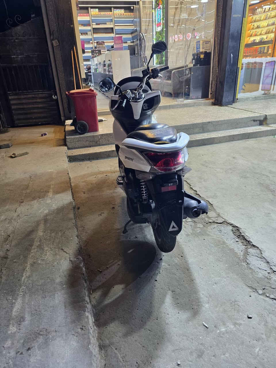 سلام عليكم دراجة pcx ياباني جيل اول للبيع دراجه بلادية مابيها نقص السعر 1500 وبيها مجال للشراي مكاني نهاية حي أور ***********
