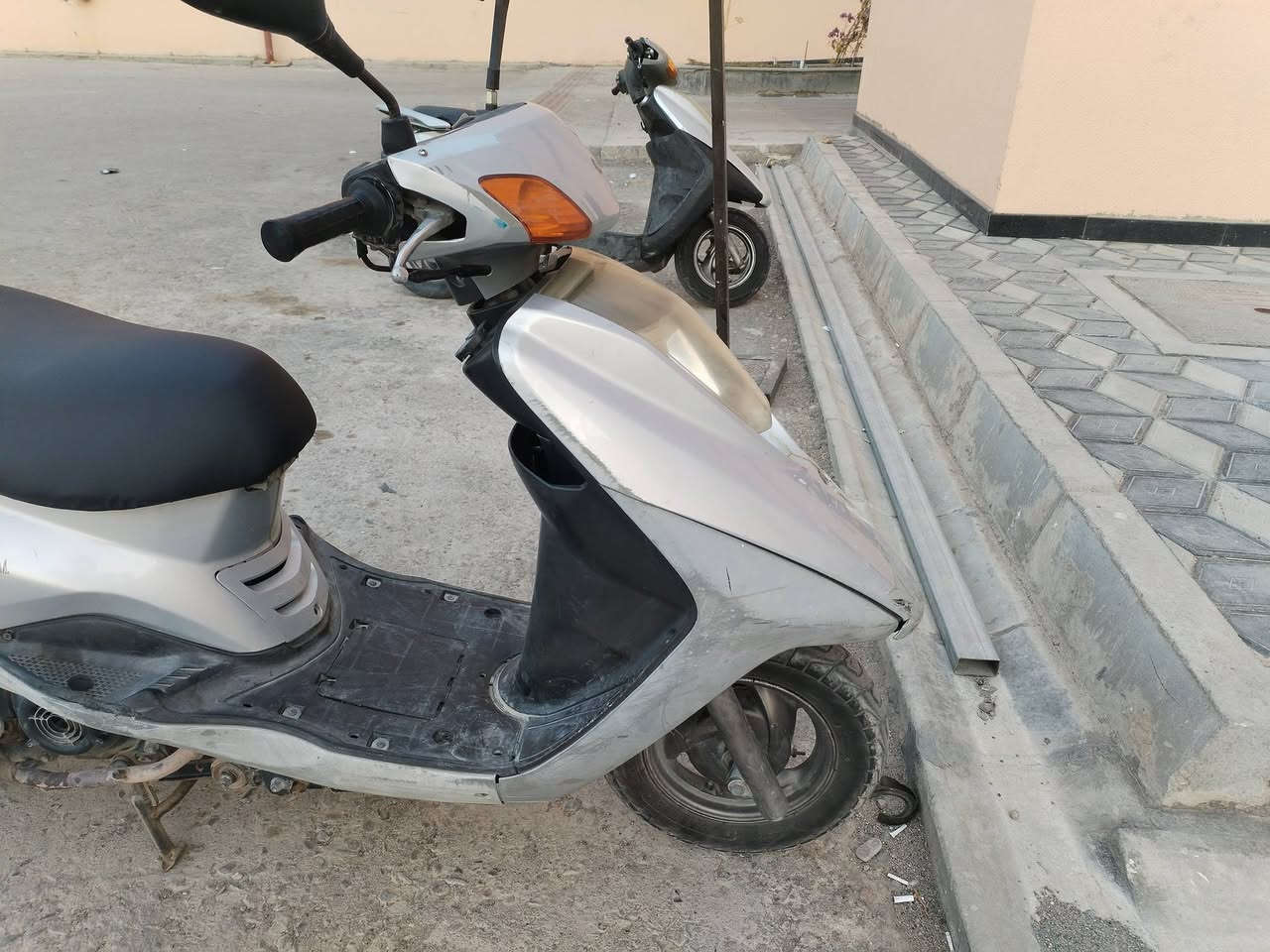 السلام عليكم اخوتي الاعزاء دراجه بريز للبيع نظافتها مبينه بالصوره دراجه مكينه ناعمه ماصر سبوع من بدلت الها ولفات وبستم  باتري جديد وتايرات جدد  مكاني بغداد تقاطع درويش السعر 500الف وبيها مجال بسيط الاتصال، ***********
