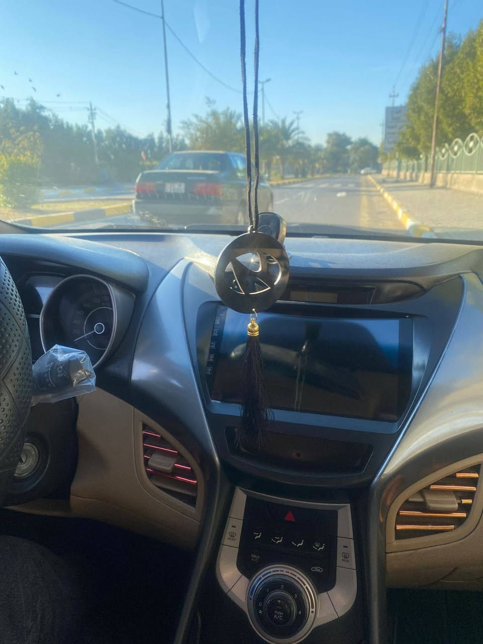 سلام عليكم النتره موديل 2012 خليجي سياره جاهزه كير مكينه مكفولات سياره بسمي سونار مرفوق بل منشور عنوان بغداد بلديات *********** السعر 110 وبيه مجال
