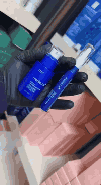 ✨سيروم ميديكيوب ون داي إكسوسوم شوت 25000 (Medicube One Day Exosome Shot 25000) هو أمبولة مركزة للعناية بالمسام مصممة لتحسين ملمس البشرة وتعزيز إشراقها. يستخدم تقنية متقدمة مستوحاة من المايكرونيدلينغ لتعزيز امتصاص المكونات النشطة بعمق في الجلد. 

✅الميزات والفوائد الرئيسية:-
تقنية الإكسوسوم المغلفة بالإبر الدقيقة (Spicule): يحتوي السيروم على 25000 جزء في المليون من الإكسوسومات (Lacto Exosome) التي تعمل كإبر مجهرية لإنشاء قنوات دقيقة في البشرة، مما يزيد من امتصاص المكونات الفعالة بنسبة تصل إلى 262%.

✔️ يساعد بشكل واضح وملحوظ على تقليل مظهر المسام الواسعة وتنظيفها بعمق.
✔️ يعمل على تنعيم البشرة وإزالة خلايا الجلد الميتة بفضل مزيج من أحماض التقشير اللطيفة (AHA + BHA + PHA).
✔️ يعزز مرونة الجلد ويساعد في ترميم حاجز الحماية الطبيعي للبشرة.
✔️ يمنح البشرة نضارة وصفاءً ويساعد في توحيد لونها بفضل مكونات مثل النياسيناميد. 
كيفية الاستخدام
✔️ يوصى باستخدامه كعلاج مكثف مرة واحدة أسبوعياً، ويفضل أن يكون ذلك في المساء.
⭕ملاحظة: قد يشعر المستخدم بوخز خفيف أو إحساس بالحرارة، وهو أمر طبيعي ويدل على أن المنتج يعمل بفعالية.
#الاصلي المنشأ كوريا 🇰🇷💯
للحجز والاستفسار راسلو على الواتساب *********** https://whatsapp.com/channel/0029Vb6CNF2EquiRAycW0j1i او على الماسنجر 
🚘يوجد خدمة توصيل لجميع محافظات العراق 🇮🇶
