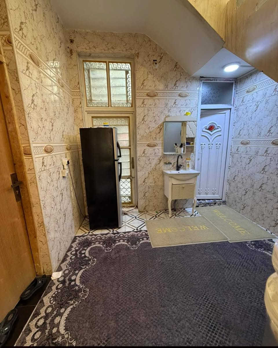 سلام عليكم
بيت طابقين بناء حديث 
ركن على 3 شوارع 

المساحه 110 سند 25 
تحويل مباشر 

3 غرف نوم 
كليدور استقبال 
3مجمعات صحيه 

كافه الخدمات 
البيت فارغ تسليم مفتاح 
عنوانه نادر الثانيه خلف مول أهل الخير القديم 

***********

التواصل واتساب
