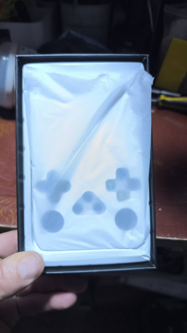 گيم كونسل موديل R65S جديد بالباكيت فقط بي عيب بسيط بطرف الشاشة موضحة بالصور الي يفيده يراسلني ... تواصل خاص او واتساب ***********
