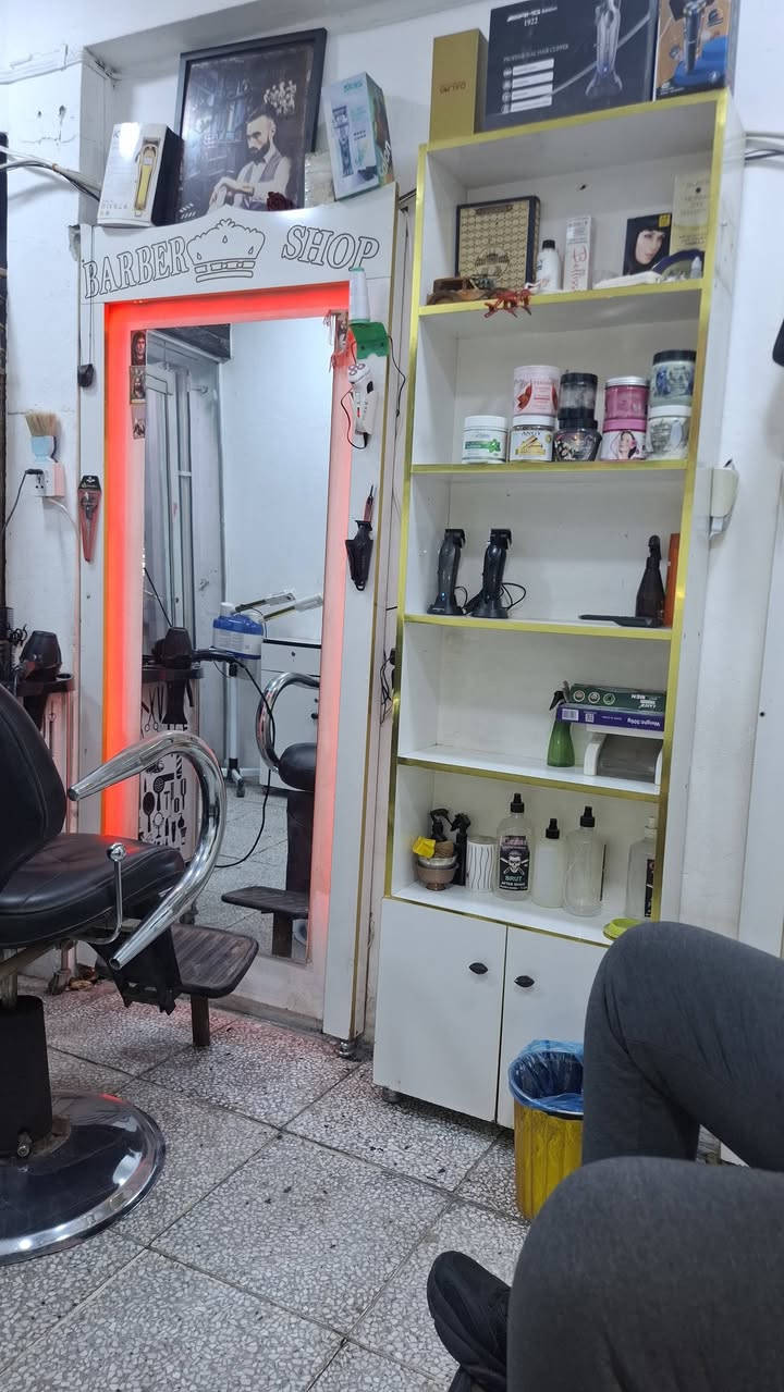 ميوزه عدد ٢ وفاترينه وياهن للبيع مكان بغداد الامين ثانيه ***********
