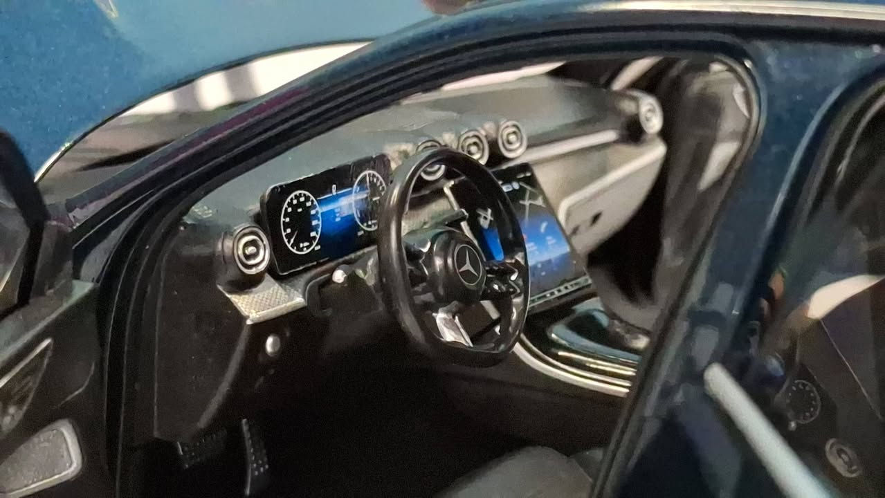 تعديل : تم الحجز ✅✅
Mercedes benz c class c250 🔝🇪🇬
NZG 1/18 
بتفتح بالكامل ..ابواب وكبوت وشنطه فرش ارضيه شمواه ..دريكسيون متحكم بحركة العجلات الاماميه .زرار لفتح الكبوت من اسفل ..معاها ستيكرز + قلم + مفك 
#mercedes 
#modelcar 
#fyp 
#مجسمات_سيارات 
#diecast 
Ayman Rehan 
ماكيت لعربيتى diecast 
Mercedes-Benz 
Mercedes-Benz Egypt


**إذا كنت صاحب هذا الإعلان وتريد حذفه لأي سبب، رجاءا أرسل رسالة إلى الدعم الفني**