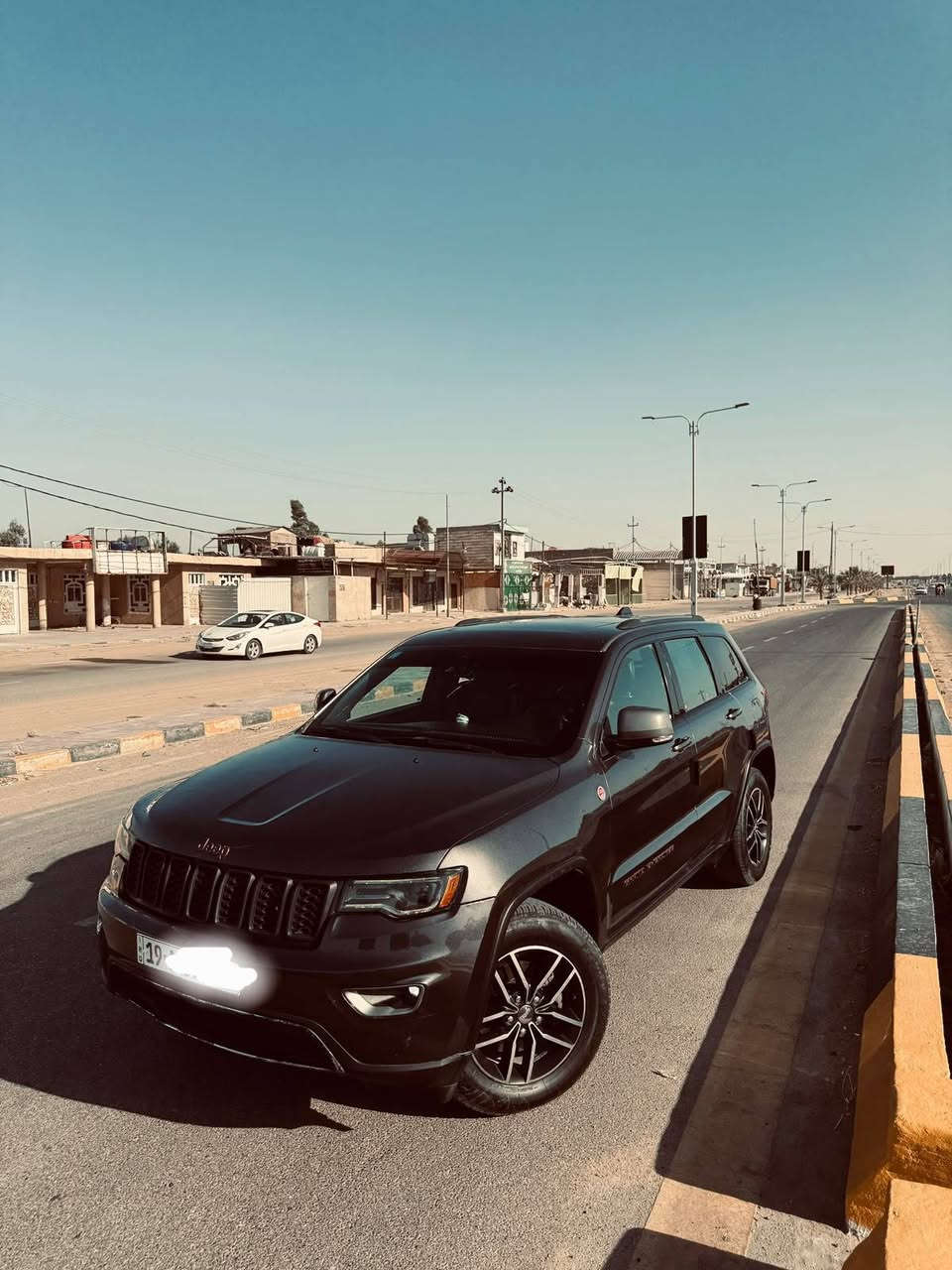 السلام عليكم 
جيب كراند شيروكي تريل هوك (رقم كربلاء) 
الموديل : 2017
المحرك : V6.  3.6L .
* المواصفات :
 * رادار مع مانع تصادم امامي . 
* تحذير الخروج عن المسار . 
* نقطة عمياء .
* دفع رباعي 4x4 . 
* فرش المقاعد من الجلد  الفاخر
* المقاعد الأمامية كهربائية .
* ذاكرة لحفظ وضعيات الجلوس . 
* المقاعد الأمامية تدفئه + تبريد 
* مقود السائق كهربائي . 
* تدفئة ستيرن . 
* سقف بانوراما .
* شاشه 8.4 انج .
* نظام الملاحة (GPS) . 
* نظام خاص للطرق الوعرة . 
* مصابيح امامية زنون . 
* المصابيح الأمامية مع LED لايت . 
* كشافات الضباب زنون . 
جكات تصعيد وتنزيل السياره
* تشغيل عن بعد .
* صندوق كهربائي .
*  حساسات أمامية . 
*  حساسات خلفية .
* كاميرا خلفية .
* مرايا بخاصية التعتيم الذاتي . 
* بلوتوث تلفون . 
* محدد سرعة . 

* مكان السياره /النجف لاشرف 
بيع او مراوس بسورنتو 

***********
***********
