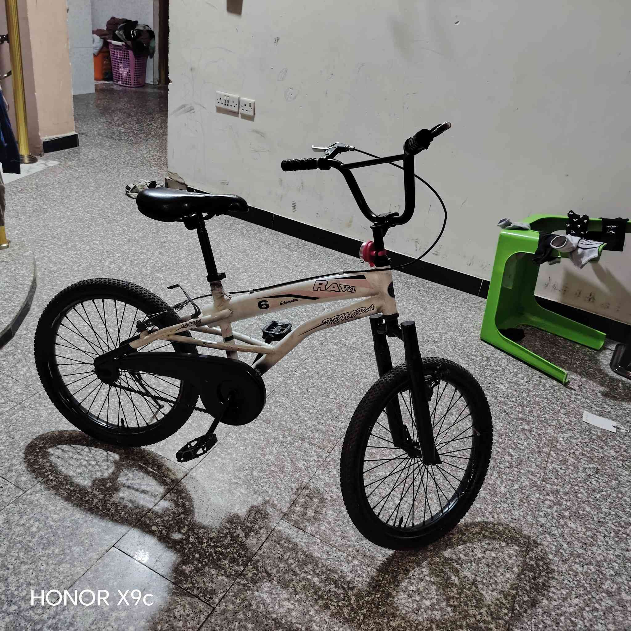 السلام عليكم عندي هذا البايسكل للبيع بـ ٥٠ الف قفل للاتصال على هذا الرقم ***********
