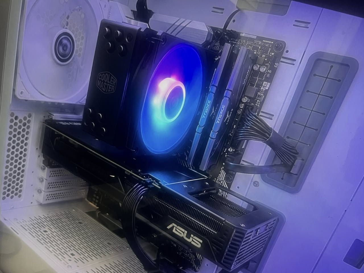 السلام عليكم 
للبيع تجميعه PC بمواصفات عاليه قويه لالعاب والرندر
 (CPU): Intel Core i7-12700 + مبرد Cooler Master
 (GPU): ASUS Prime RTX 4070
 (Motherboard): Gigabyte B760M
 (RAM): 32GB DDR4 3200MHz
 (Storage): 1TB M.2 Lexar
(Power Supply): 650W
 (Case): Lian Li
التجميعه نظيفه
الشراي يتفضل خاص وما يكون خاطره الا طيب


**إذا كنت صاحب هذا الإعلان وتريد حذفه لأي سبب، رجاءا أرسل رسالة إلى الدعم الفني**