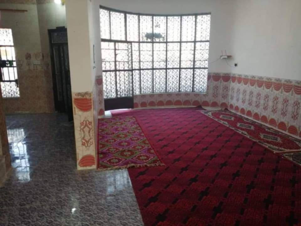 السلام عليكم ورحمه الله وبركاته دار طابو زراعي يداور محكمه المساحه 300 متر يحتوي على ثلاث غرف نوم 
وصاله واستقبال ومطبخ وصحيات خارجيه وداخليه 
سطح شتايكر جديد وحديقه وطارمه جبيره وطالع من عنده محل حالين مفتحي اسواق ركن على شارعين تبليط باب البيت  طريق السنيه عمود 705 بجهة السايد الراجع من الديوانية مقابل بيت السلامي ثالث بيت عن الشارع الرئيسي 
طريق ديوانية سنية السعر (83 ) مع المجال للاستفسار مراسله الصفحه أو الإتصال على الرقم ***********
