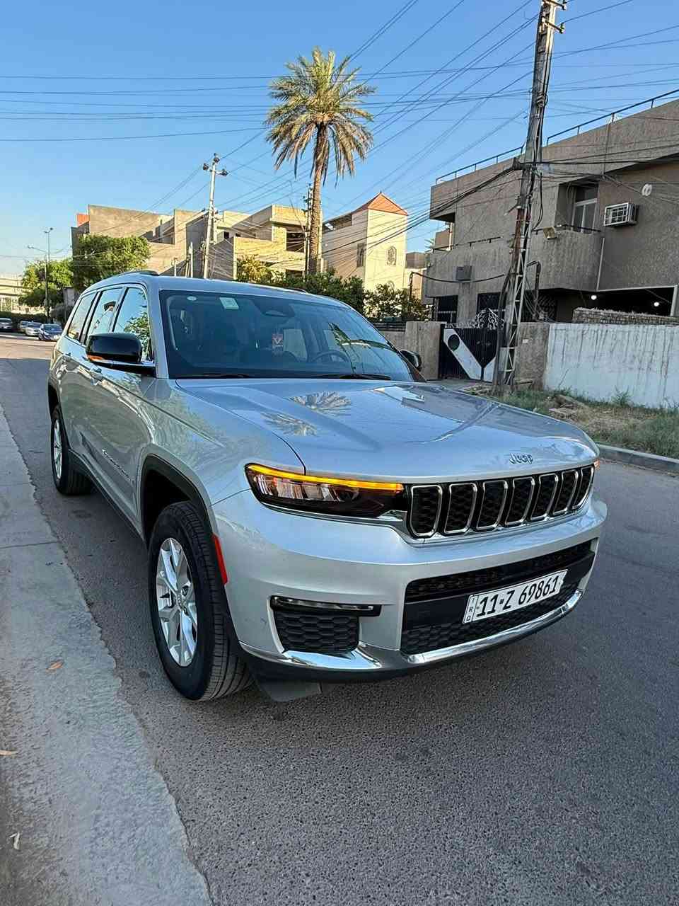 .
السلام عليكم 
جيب كراند شيروكي ٢٠٢٣ L
مكينة 6 سلندر 3600
بدون حادث بدون ايرباك بيها سرقة بابين جهة اليمين 
و راجعات نفس اللون بدون قطرة صبغ بدون ايرباك بجم كبس و السيارة مغلفة ppf يم مركز منتظر الاسدي ضمان ١٠ سنوات فئتها لمتدد فول قمارة حديد 
المواصفات 
لد نهاري 
بصمة دخول ذكي 
مري كهرباء + اشاير بالمري 
رادار جانبي نقطة عمياء + هيتر بالمري 
ويل كب ١٨ 
حساس خلفي 
تحكم ستيرن 
رادار تحديد مسار 
شفتات ستيرن 
مراية اوتو دم 
مقاعد جلد + كهرباء + خزن ميموري 
٣ قطع تبريد 
تدفئة مقاعد + تدفئة ستيرن 
شاشة كبيرة 
كامرة خلفية دوارة 
كير ماوس ٨ نمر 
هاند بريك كهرباء 
اوتو هولد 
درايف مود 
مقاعد خلفية ملكي منفصل 
منافذ شحن tip c + usb
جنطة كهرباء 
وباقي المواصفات المعروفه 
السيارة جديدة ماشية ٧٥ الف كيلو 
صدر كير مكينة كهربائيات تبريد كله كفالة شرط الفحص 
السيارة بأسمي تحويل ثاني يوم 
مكانها الكرادة بارك السعدون 
السعر 285 و بيها مجال 
***********
