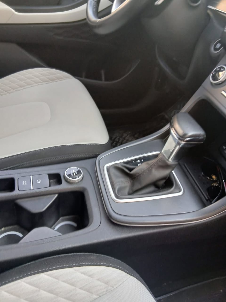 السلام عليكم كريتا 2023 للبيع كفالة عامة من الصبغ والبارد كير محرك صدر تبريد كلة كفالة مواصفات بصمة بنوراما كراسي كهرباء هاند بريك دكمة تشغيل عن بعد وبعد هواي مواصفات مكان السيارة بغداد البياع  وهذا رقمي *********** السعر 155 وبيها مجال
