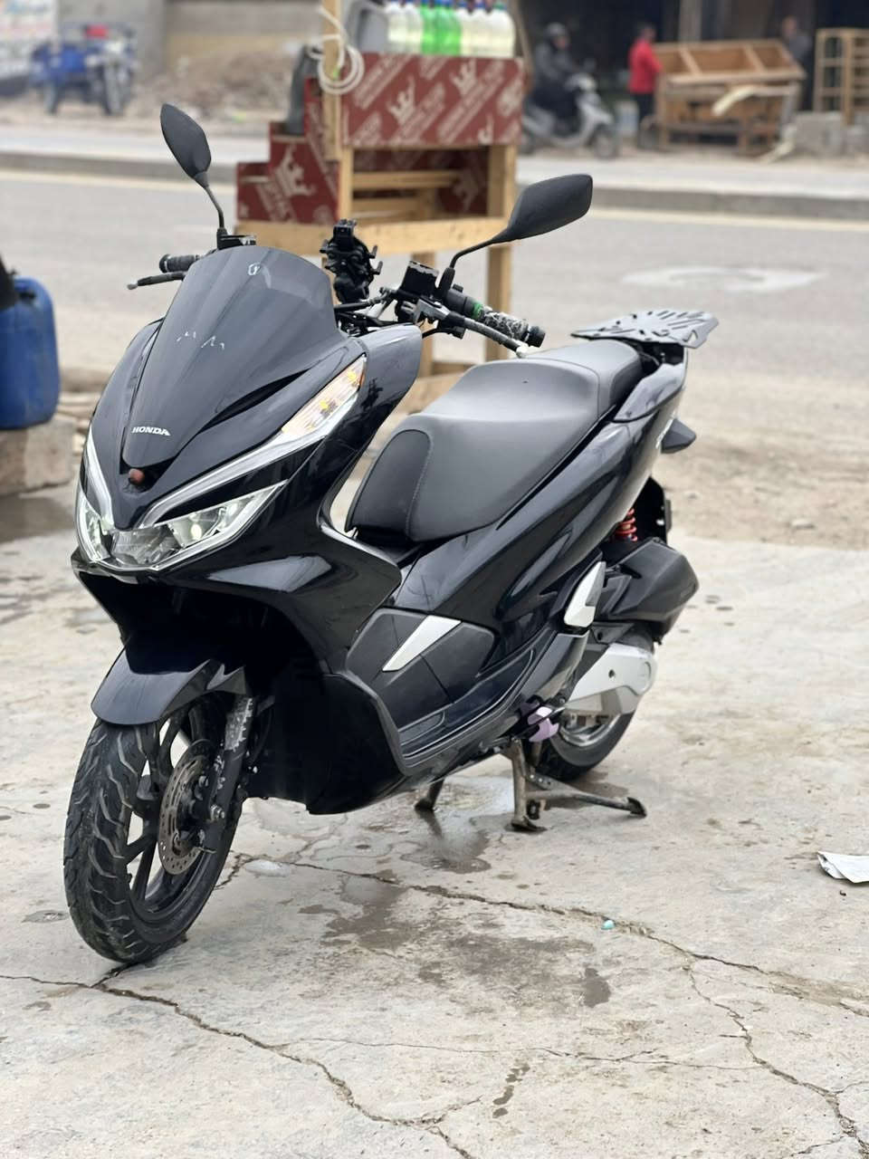 سلام عليكم ورحمة الله وبركاته دراجهpcx الجيل الثالث دراجه رمبه كامرات امامي وخلفي وجيبي اس وتدفئة مكفوله كفاله عامه وحساس ازدحام بصمه  العنوان بغداد حي نصر رقم الهاتف ***********
