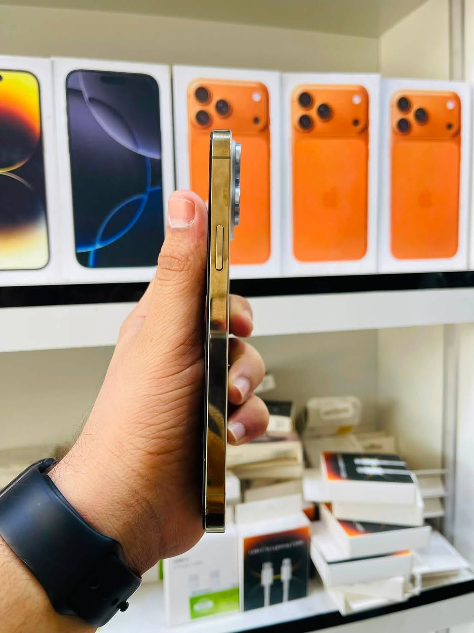 السلام عليكم 🫡
للبيع iPhone 13 pro max 
ذاكرا 256
بطاريه 100% مبدله اصليه 
نموذج M شرق اوسط دبل سيمكارت مو تك 
نضافه 90% لون ذهبي 
الجهاز كله شغال مابيه خلل فقط مبدل شاشه نوعيه وسط لا شكل ولا شمر ومبدل كامرا فيس ايدي متوقف مابيه اي خلل كله شغال صوت اتصال انترنيت كامرات كله شغال السعر قفل ٣٨٠ الف مكاني بغداد مدينه الصدر رقمي ***********
