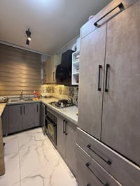 كونتر مستعمل مساحة ٦ متر ونص مع ملحق ومع ميز السعر ٧٥٠ الف التواصل ٠٧٨...