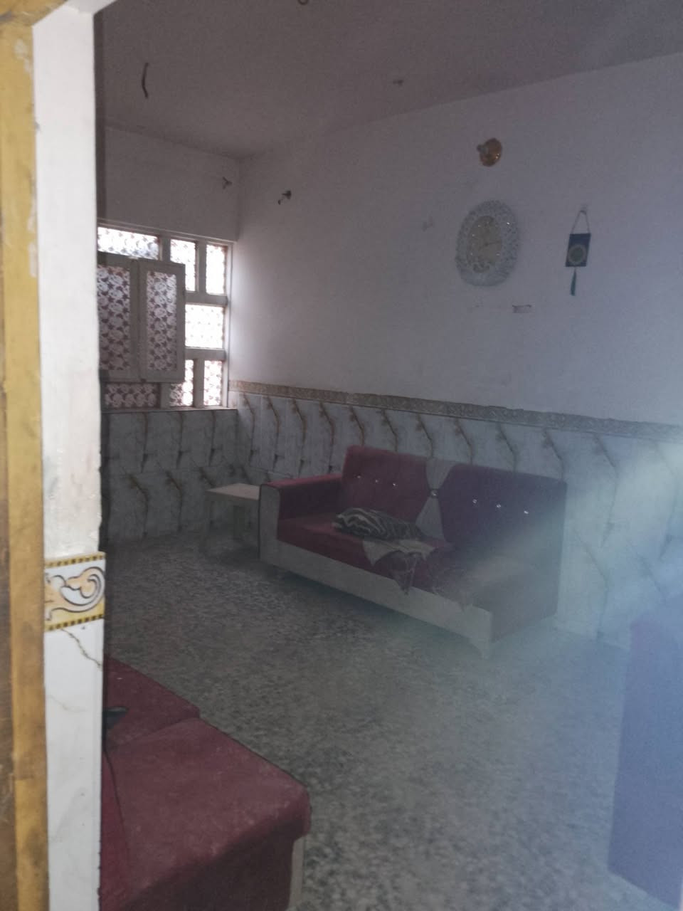 للبيع مساحه 100م فارغ مامسكون مسجل بلبلديه ومرقم يتكون من غرفه وصاله واستقبال ومطبخ  وصحيات داخله وخارجيه ومكشوفه بناء ابلوك تجعيب طابوك السكف عكاده شيلمان السطح مطبك فرشي العنوان شارع المطار الجديد شارع الحوزه قريب علشارع 6بيت السعر25بي مجال قليل للستفسار اتصل ***********مكتب بركات الصدرين للعقار شارع الحوزه
