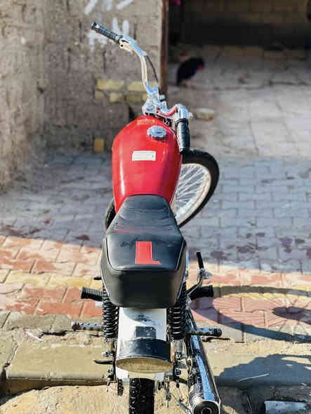 سلام عليكم شباب دراجه للبيع بدون تعمير جديد نضافه فول
السعر ٨٠٠ وبيهة مجال قليل الموشراي لا يتعبني نتصال🫲***********📞
