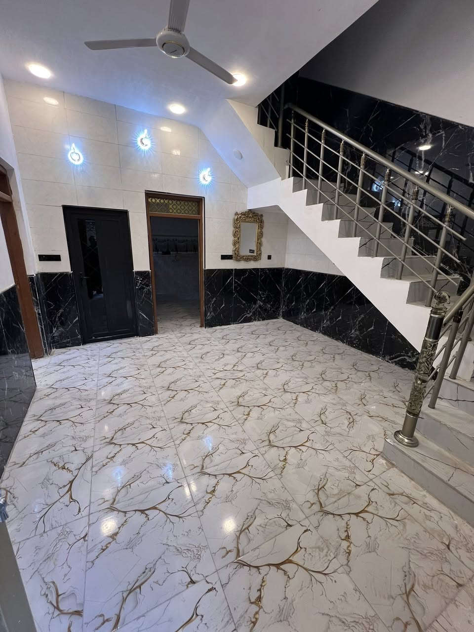 ‼️ بيت للبيع تضحيه نهايه شارع العياده حي المالكي
🛑دار طابقين بعده ما سكون يحتوي عله ٣ غرف الطابق الارضي غرفه معه صحيات داخليه وخارجيه واستقبال وصاله ومناور ومطبخ 

🛑 الطابق الثاني يحتوي على غرفتين ومطبخ وصحيات وصاله كونكريت مسلح سطح شتايكر بناء ٢٠٢٦ درجه اولى منطقه كافه الخدمات مساحه ١٠٠ متر امامي السعر ١٥٠ معه المجال للتواصل ***********
