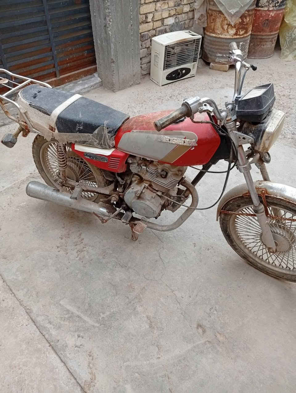 السلام عليكم للبيع ربعه كير ارشه وراق اصولي كامله موديل 15 دراجه كايمه بس شغاله دراجه حلوه ونضيفه شراي يتصل عل رقم‏‪0780 412 6890‬‏ مكاني بابل حله مركز السعر 300
