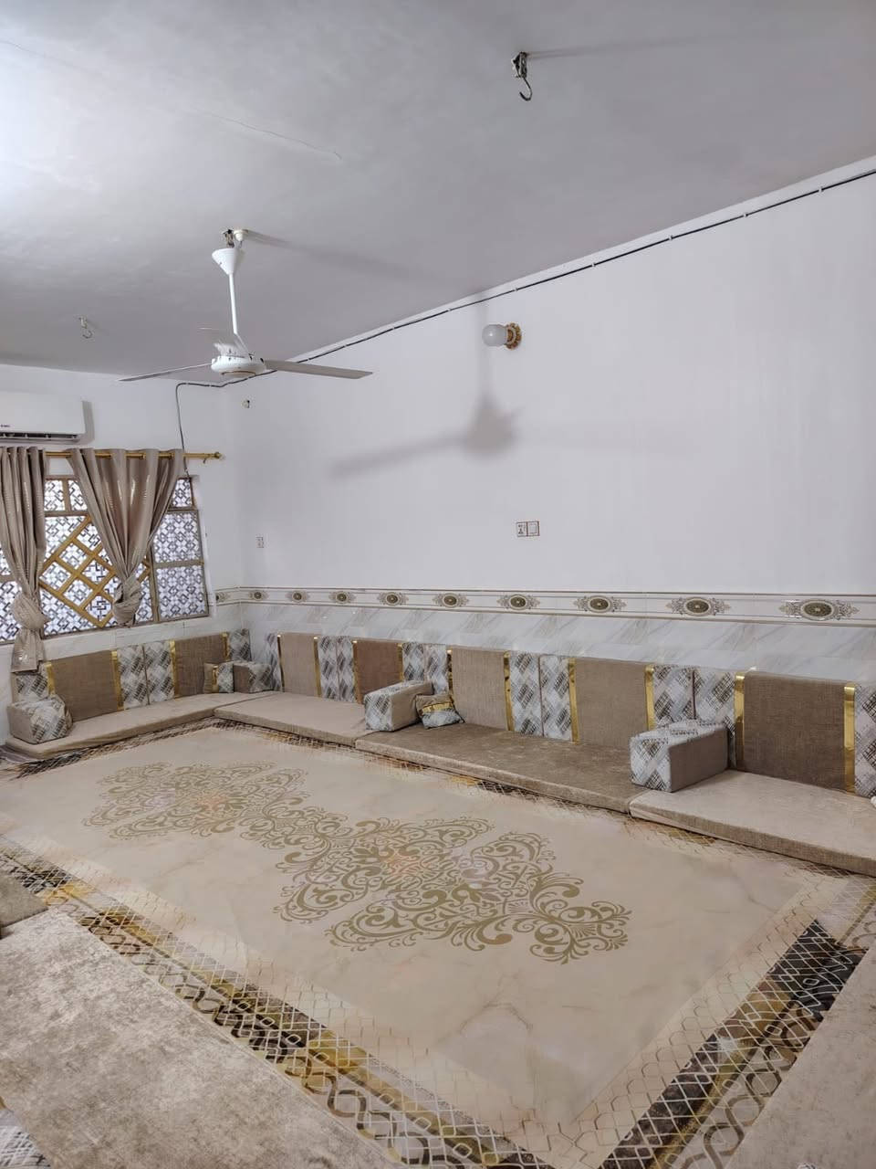 السلام عليكم بيت للبيع 220 متر حي الرحمة منطقة ثانيه ثلاث غرف صالة مطبخ استقبال صحيات السعر 75 مليون مع المجال 
مكتب حازم البديري 
***********
