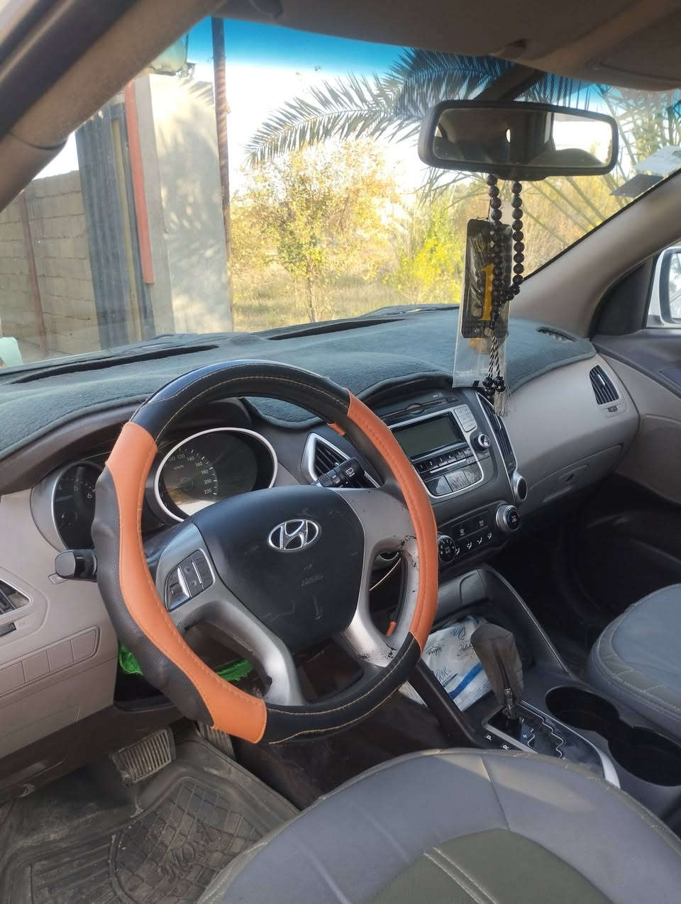 سلام عليكم
توسان للبيع موديل 13خليجي رقم بغداد انكليزي سنوي بسمي هزه وسنوي لل 2030 محرك 2000دوش بيه باردين تدفئة تبريد شغال تحكم مقود السيارة ماشيه 159 مداور ثاني يوم مداور 
مكان السيارة بابل الشوملي 
السعر 144وبيه مجال 
تلفون ***********
