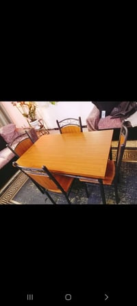 ميز طعام. مع ٤ كراسي.  الميز جدا نظيف. غير مستعمل. فقط الكراسي.   بيهن...