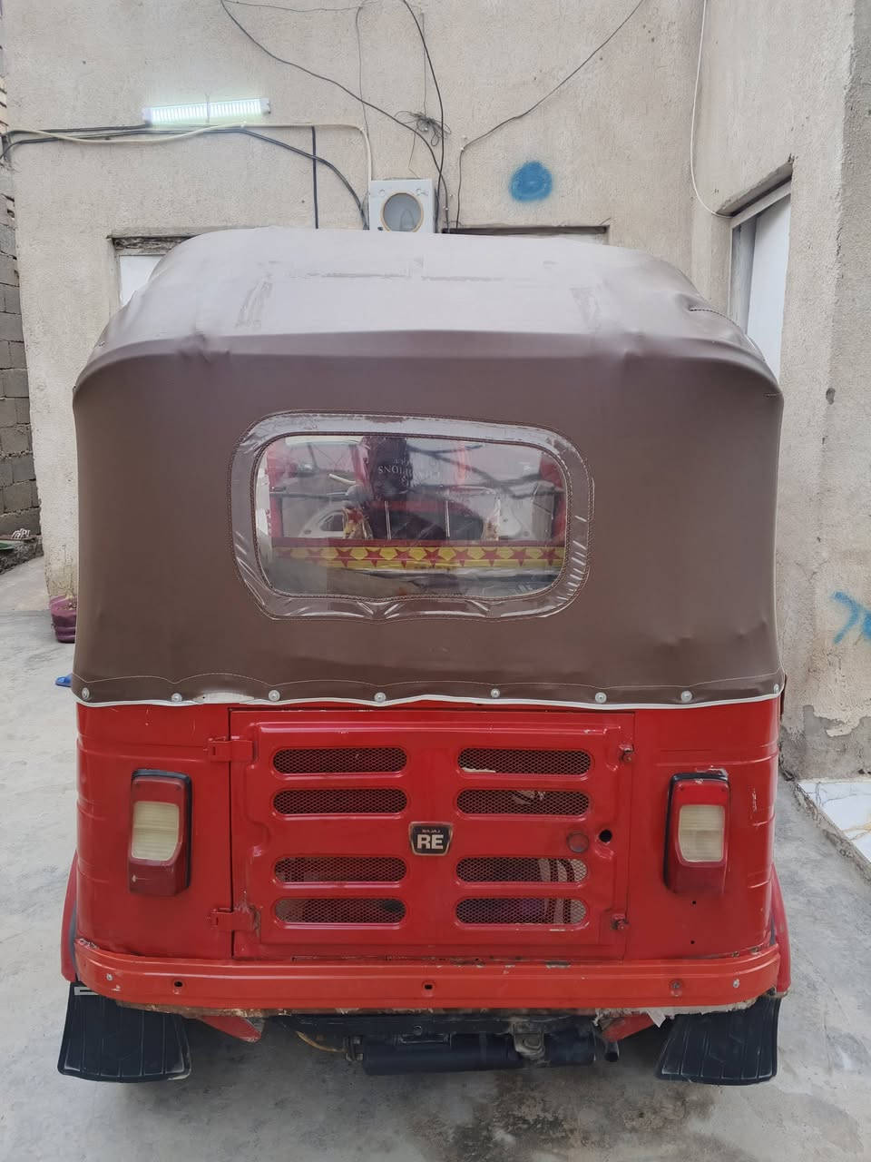 السلام عليكم تكتك موديل 17 عل 18 اوراق كشر نضيف بيه خياس قليل سعر  مليونين 600 وبيه مجال موجود خاص 
هاذه رقمي ***********
