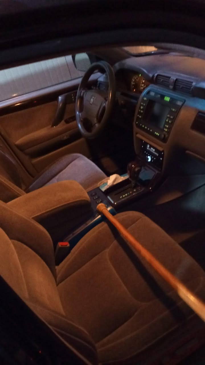 سيارة جنون موديل 2001.. محرك دي فور صغير..اللون اسود...4 دكم...بيها سنوية شمالية باسم راعيها...كرستال اصل...رقم التلفون *********** ورقم تلفون *********** به واتس آب...
