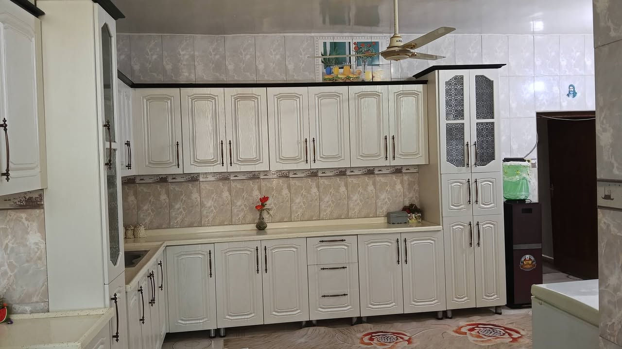 ❤️ فرصة استثمارية نادرة ❤️
🏢 عقار تجاري مميز للبيع – ملك صرف
🔹 الموقع:
بناية بيت تجارية في منطقة المتميزين
بين دور العمال والزهراء
📍 على الشارع الرئيسي مباشرة – موقع حيوي عالي الحركة ومثالي للاستثمار
🔹 المساحة:
▪ المساحة الكلية: 260 م²
▪ الواجهة: 10 م
▪ العمق: 26 م
🔹 تفاصيل العقار:
العقار عبارة عن بناية من طابقين بتصميم عملي واستثماري ممتاز:
🔸 الطابق الأرضي:
✔ محلات تجارية مؤجرة/قابلة للتأجير
✔ بيت سكني متكامل يتكون من:
3 غرف نوم
صالة استقبال
مطبخ
هول
صحيات
🔸 الطابق الثاني:
✔ شقة سكنية متكاملة تتكون من:
3 غرف نوم
مطبخ
هول مفتوح
صحيات
🔹 مميزات العقار:
⭐ موقع تجاري ممتاز
⭐ واجهة على شارع رئيسي
⭐ مناسب للاستثمار أو السكن مع دخل شهري
⭐ بناء مرتب ومساحة عملية
⭐ ملك صرف وجاهز للبيع
📞 للاستفسار والمعاينة:
📱 ***********
او تتفضل عندي الخاص مفتوح !!
