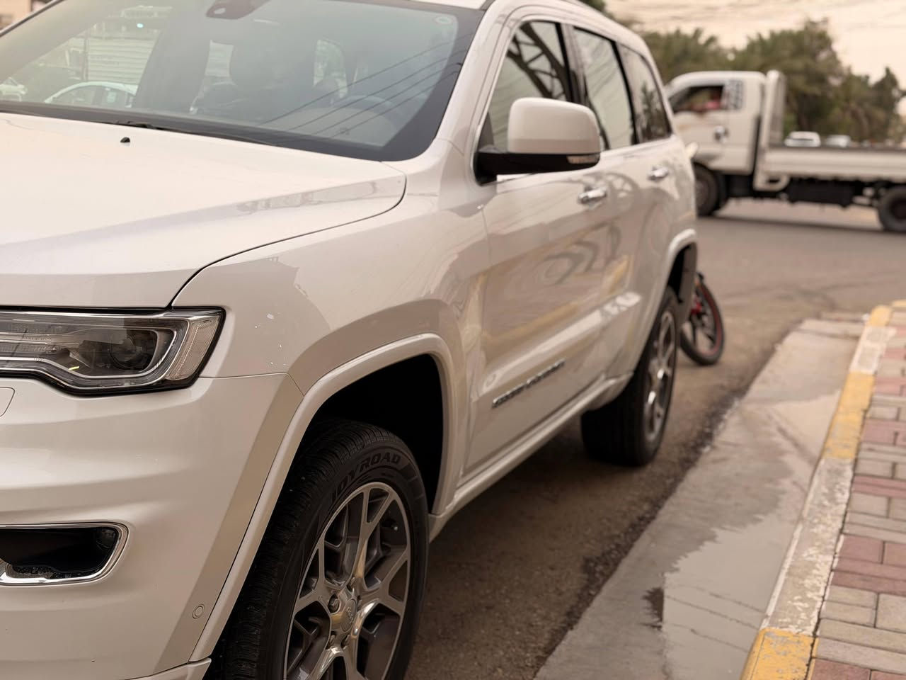🛑 إعلان بيع سيارة: جيب كراند شيروكي (أوفرلاند) 🛑
​النوع: جيب كراند شيروكي - فئة Overland (أعلى مواصفات)
الموديل: 2021
العداد:( 37000كم) يعني زيرو بعدها 
السياره  بحالة الوكالة ( كفالة عامة)
​🌟 المواصفات الفول (Full Options):
​ سعة المحرك  6 سلندر 3.6L) قوي واقتصادي.
​الدفع: رباعي (4X4) مع أنظمة قيادة متعددة ايكو سبورت نورمال  للتضاريس.
​البانوراما: فتحة سقف بانوراما بالكامل.
​الكراسي: جلد طبيعي فاخر (أوفرلاند مميز) مع ميزة التدفئة والتبريد للكراسي الأمامية والخلفية + خزن وضعيات الجلوس.
​الشاشات: شاشة عرض كبيرة تدعم Apple CarPlay و Android Auto + نظام صوتي فاخر (Alpine/McIntosh).
​الحماية والأمان: رادار أمامي وخلفي، تحديد مسار، كاميرا 360 درجة، حساسات بجميع الاتجاهات، ونظام الفرملة الذاتية عند الطوارئ.
​الاضاءة: تفاعلية Full LED ذكية.
​الاضافات الأخرى: صندوق خلفي كهربائي (شفط)، تشغيل عن بعد، بصمة كير، وجامات عازلة للصوت والحرارة.
سياره جكات تصعد وتنزل  جنايه الاوفر لاند تعرف شنو مواصفاتها وبعد بيها  مواصفات 
​ سيارة كفالة عامة (مكفولةمن الدعامية للدعامية) من أي صبغ، شخط، أو تعديل. 
​الرقم سياره اربيل   جاهزة للتحويل سياره جديدة بمعنا الكلمه سياره فول لفول  ا جلخ مابيها سياره ماكو بنضافتها  سعر المطلوب بيها 340ورقه  مكان السياره الانبار رمادي   للتواصل ***********
