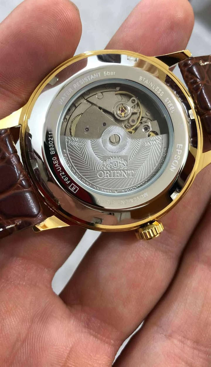 اورينت اوتماتيك ياباني مال بالة انتاج قديم ضد الماء
غير مستخدمة جديدة بالعلبة نظافة ١٠٠٪؜
مكينتها اوتماتيك وتكويك تشتغل نظامين
قطر الساعة 40
طلاء ذهبي ثابت
السعر  65 الف مع التوصيل سعر نهائي


**إذا كنت صاحب هذا الإعلان وتريد حذفه لأي سبب، رجاءا أرسل رسالة إلى الدعم الفني**