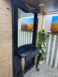 غراض حلاقة للبيع  ميز ابو المراية عدد 4  رفوف وسطية عدد 3  يعني سيتين ...