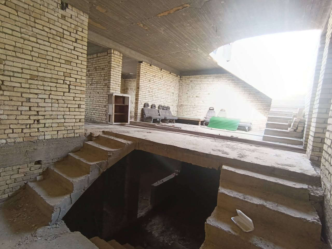 السلام عليكم 

البيت لبيع او مراوس بفرق 
هيكل طابقين  مساحة ٢٠٠ طابو صرف مثل ما موجود بالصوره 
البيت متكون  الهيكل  عباره عن ٦ غرفه نوم واستقبال ومطبخ وصاله ودرج ملكي بسيط البيت طابو صرف بحي الصحفيين مجاور حي نصر 
البيت طابقين طابق الارضي كامل مجاري ومي وكهرباء  وملبوخ  والطابق ثاني  طابوك فقط ملحقات 
واستقبال ومطبخ وصاله ودرج ذو أجنحة ملكية  
تصميم البيت جميل جدا  

.

البيت طابو صرف مساحة البيت ٢٠٠ متر 
موقع البيت في حي الصحفيين  
لطلب و الاستفسار مراسلتي خاص 
 ***********
. 
السعر٤٩٥ وبيه مجال
