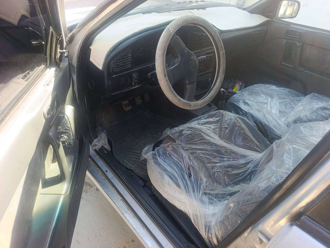 هۆندا النترا
مۆدیل ۹٤
ئارم بلاستیک سلیمانی 
بۆیاخ کراوە لەسەر ساخی
قەترە  معجون و لیدراوی نییە
گێر و مەکینەی بەشەرت هەزار فیتەر
تەبریدی سارد و کەرم بەس غازی دەوی
ماڵی فەقیرە 
***********
کەلار
