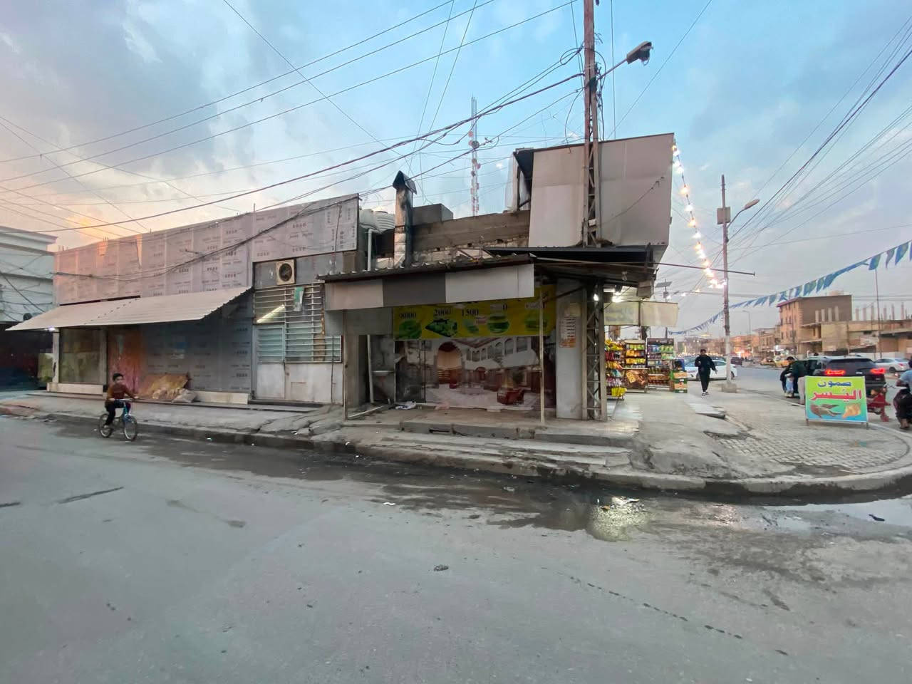 🚨 فرصة استثمارية مميزة – بيع سريع 🚨
🏢 بناية تجارية للبيع وموقع مميز

📍 بغداد – الدورة - شارع ٦٠ مقبل على تطور وانفتاح بعد اكمال الجسر ان شاءلله الرابط بينه وبين الجهة المقابلة

على الشارع الرئيسي (ركن)  زنجيل على ٣ شوارع

📐 المساحة: ٣٤٨ م²

واقع حال / ٤٣٠ م 

📏 الواجهة:  ٢٤ متر

✅  يحتوي على أفران صمون وماركت مميز يفتح ٢٤ ساعة
ومكتب جملة للغذائية

وايضا دار سكني من الخلف 
✅ سند مستقل 

✅ طابو صرف تجاري

✅ فتح بيان جاهز للمشتري

💰 السعر:  ٤ مليون دينار عراقي للمتر وبي مجال

📞 للمهتمين والراغبين بالشراء فقط: مع صاحب العقار مباشر

***********

التفاوض مع المشتري الجاد فقط.
