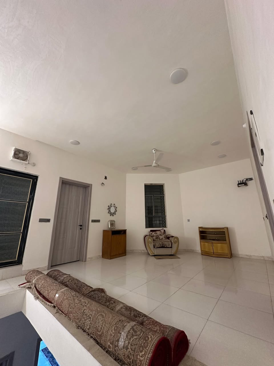 للبيع بيت ٢٠٠ م قرب ملعب كربلاء الدولي 
واجهه عشرة نزال عشرين 
بناء حديث 
الطابق الارضي غرفتين + حمامين + صالة + استقبال
الطابق الثاني غرفة عادية + سويت كامل
للاستفسار ***********
